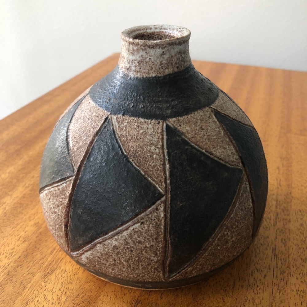 Sweet Vintage Southwestern style studio pottery vase. Signed, dated “83” - Picture 2 of 6